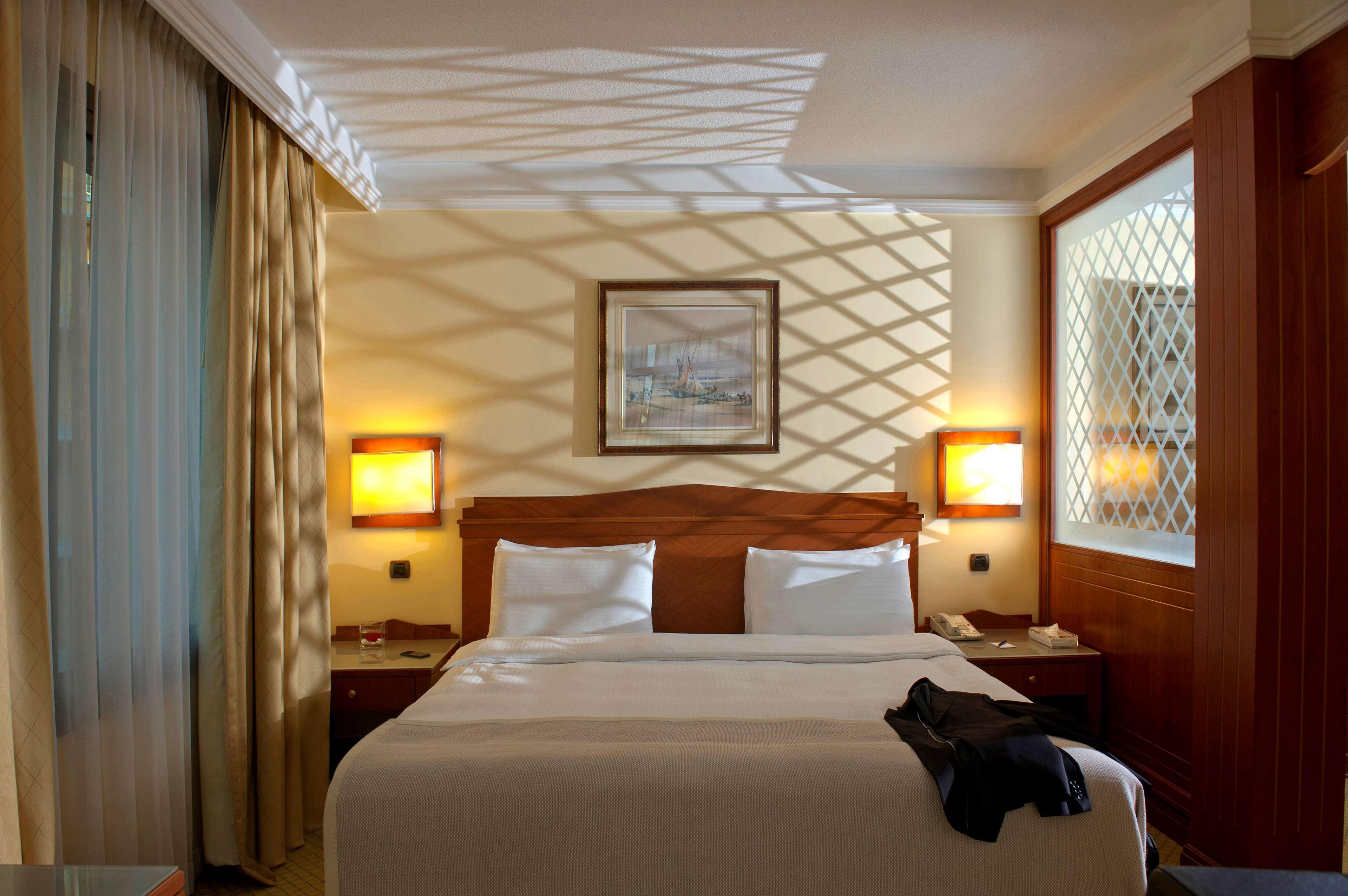 Radisson Blu Martinez Beirut 호텔 외부 사진 A room at the hotel
