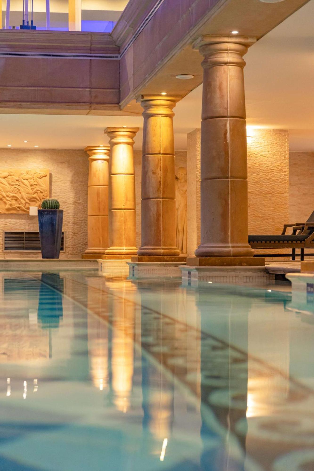 Radisson Blu Martinez Beirut 호텔 외부 사진 The swimming pool at the hotel