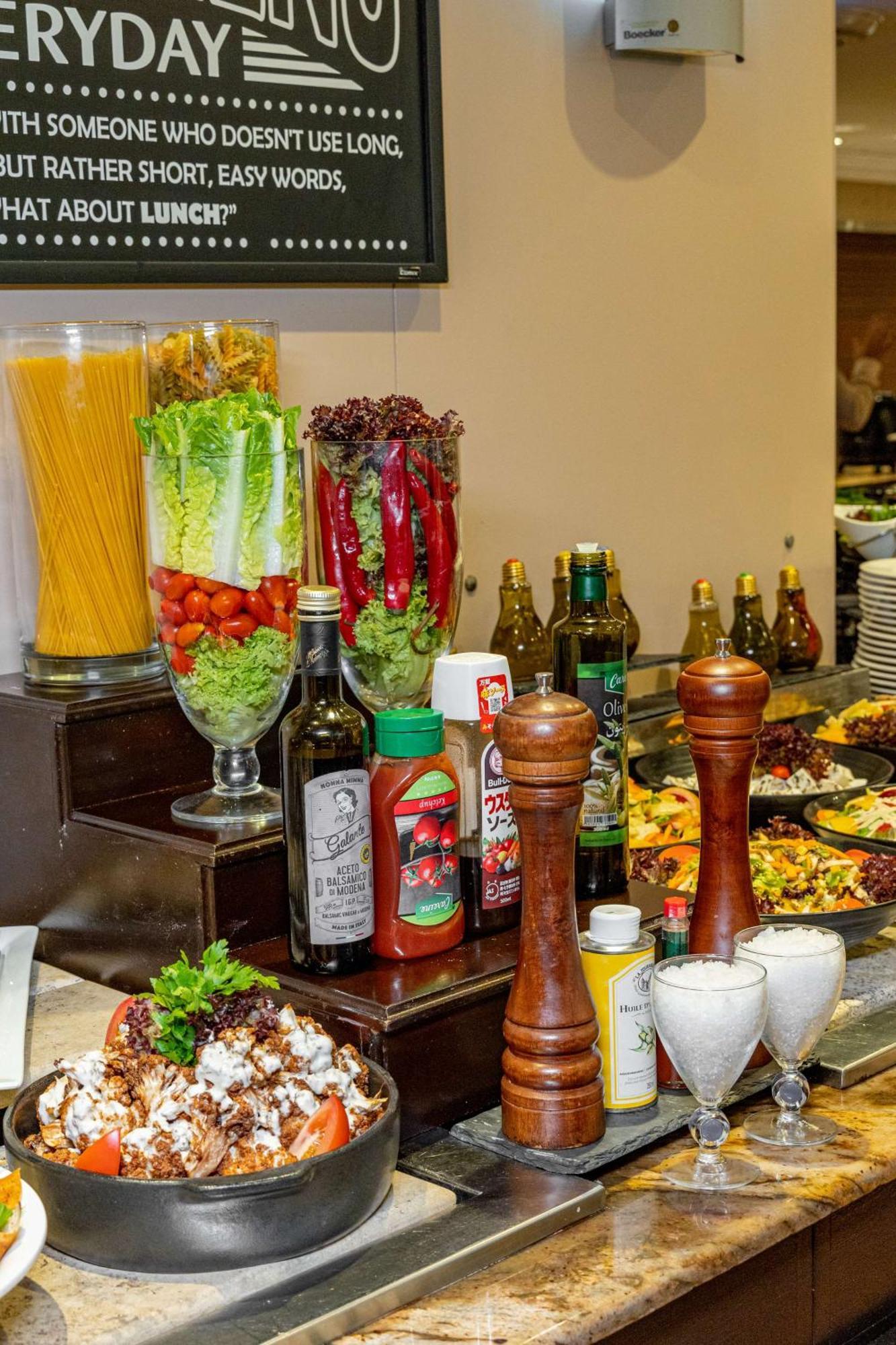 Radisson Blu Martinez Beirut 호텔 외부 사진 A salad bar