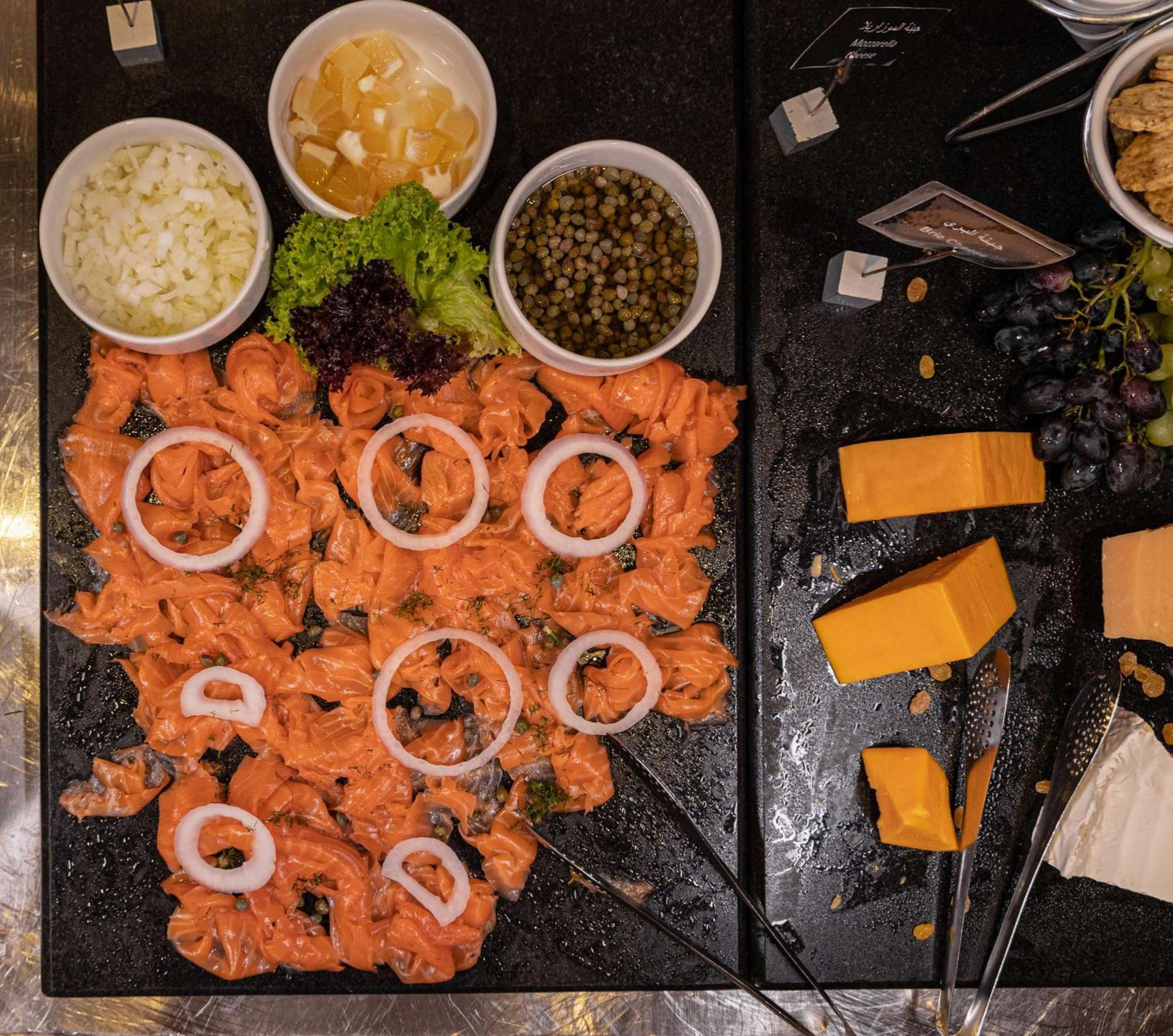 Radisson Blu Martinez Beirut 호텔 외부 사진 Salmon sashimi