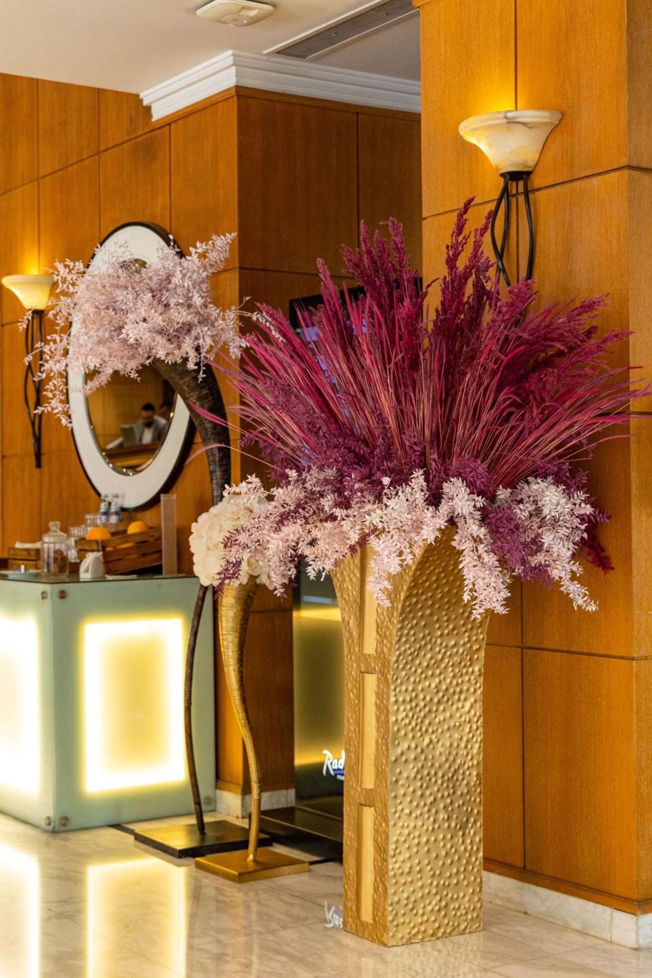 Radisson Blu Martinez Beirut 호텔 외부 사진 Dried flowers in a vase