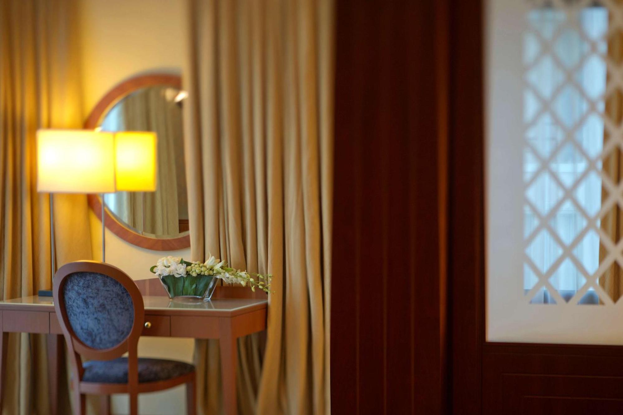 Radisson Blu Martinez Beirut 호텔 외부 사진 A room at the hotel