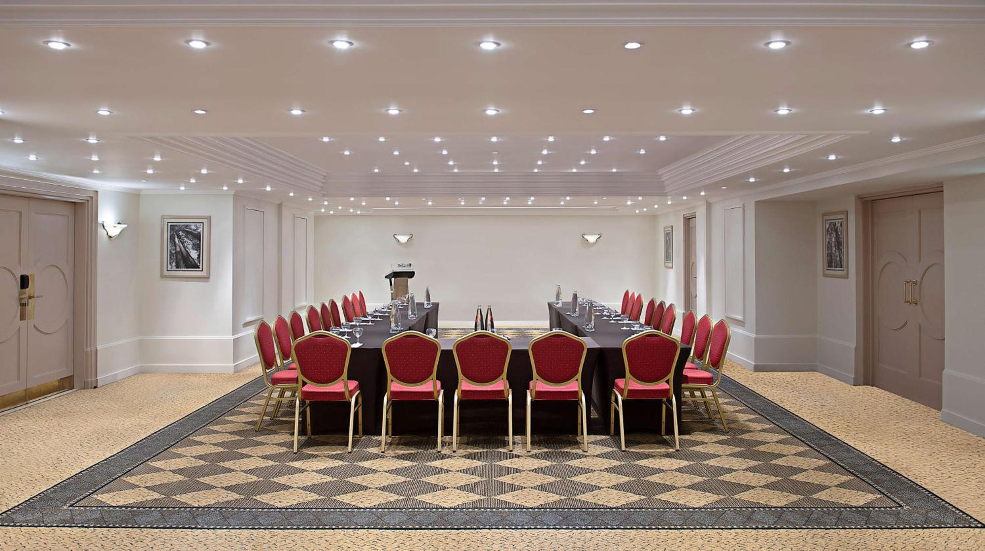 Radisson Blu Martinez Beirut 호텔 외부 사진 The boardroom at the London Marriott Grand Ballroom