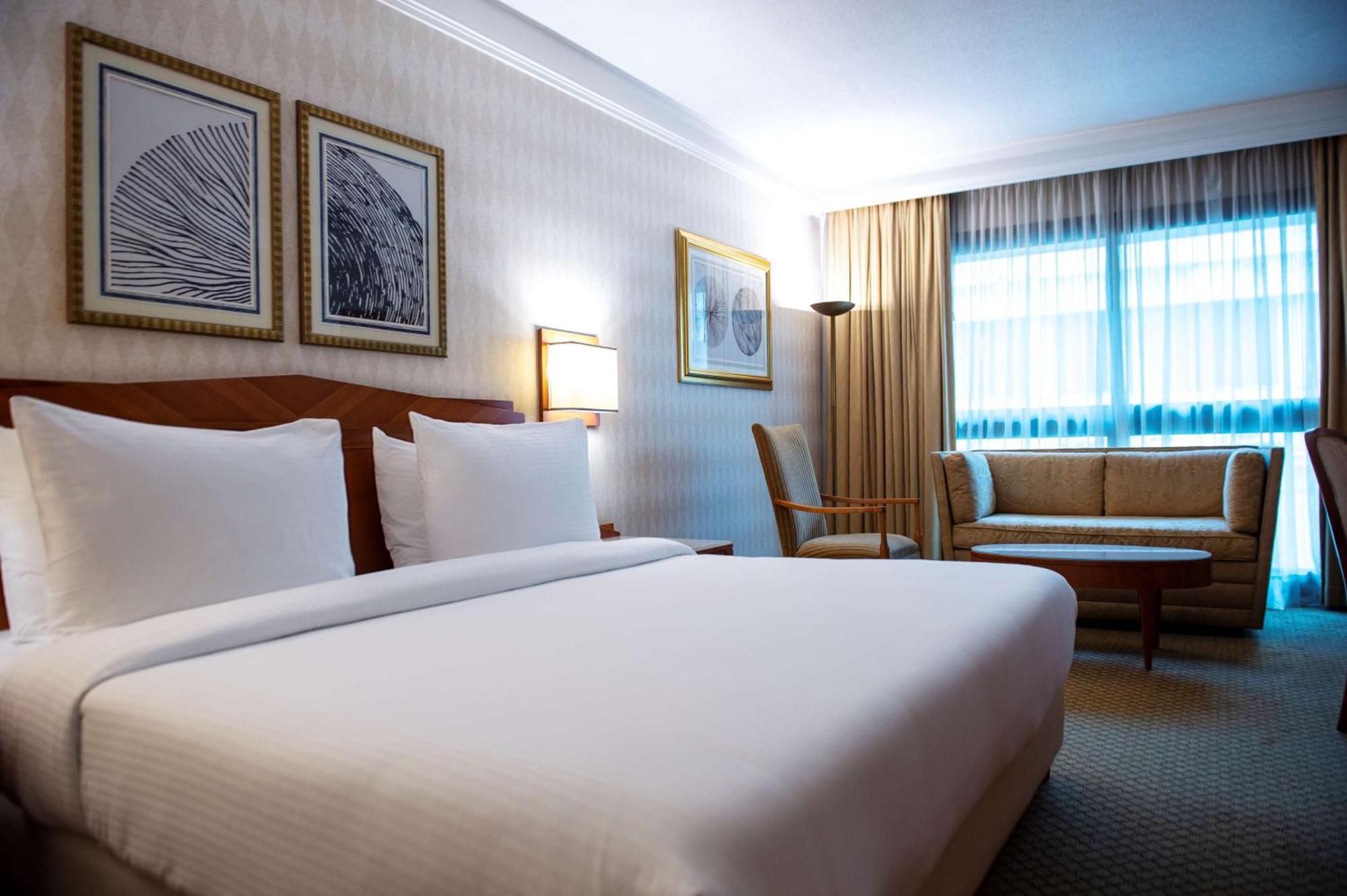 Radisson Blu Martinez Beirut 호텔 외부 사진 A room at the hotel