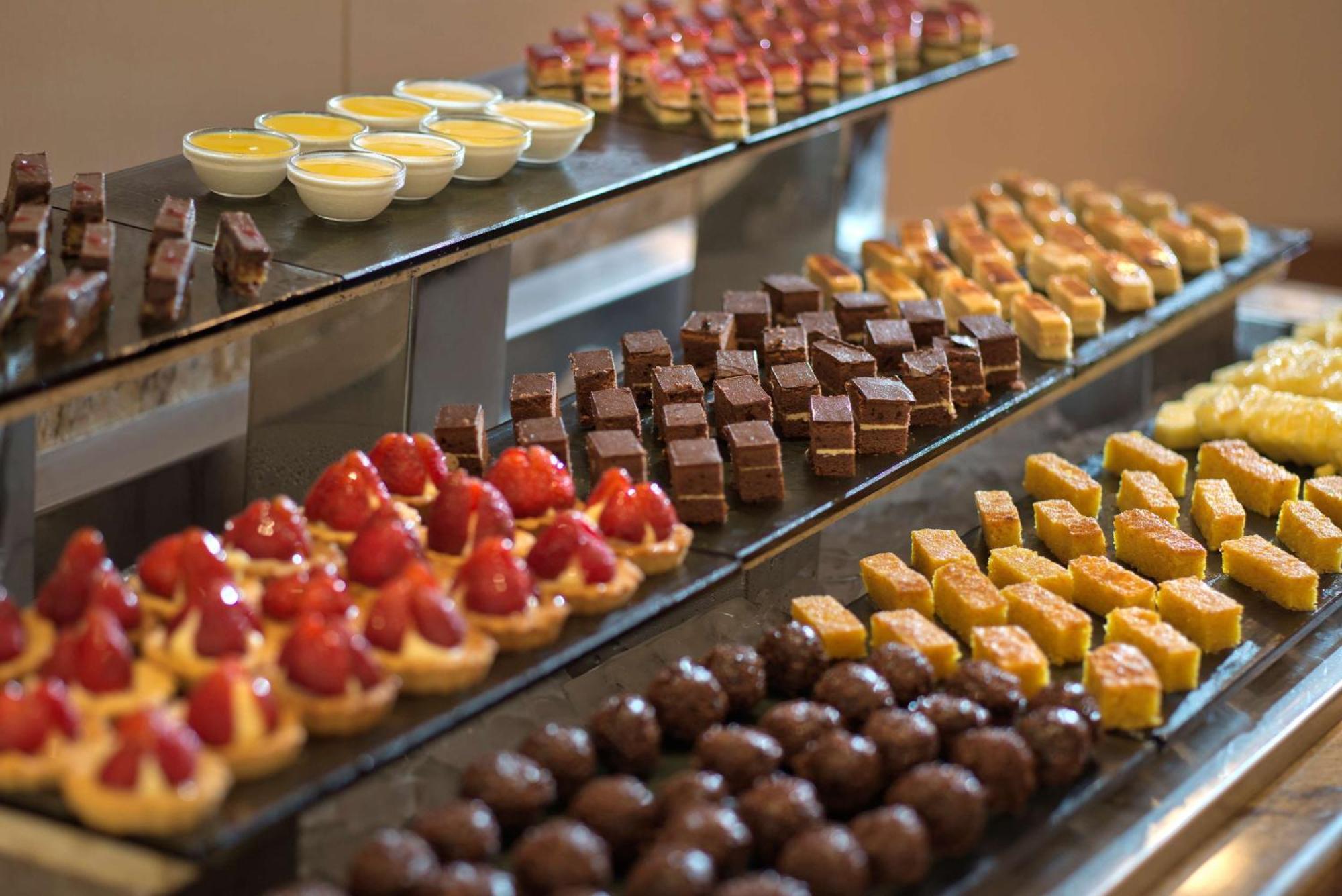 Radisson Blu Martinez Beirut 호텔 외부 사진 A selection of petits fours