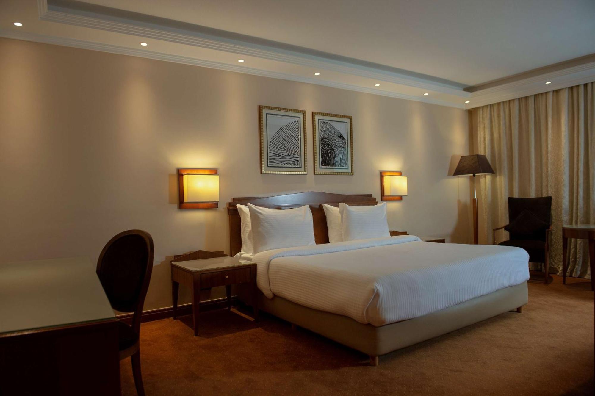 Radisson Blu Martinez Beirut 호텔 외부 사진 A room at the hotel