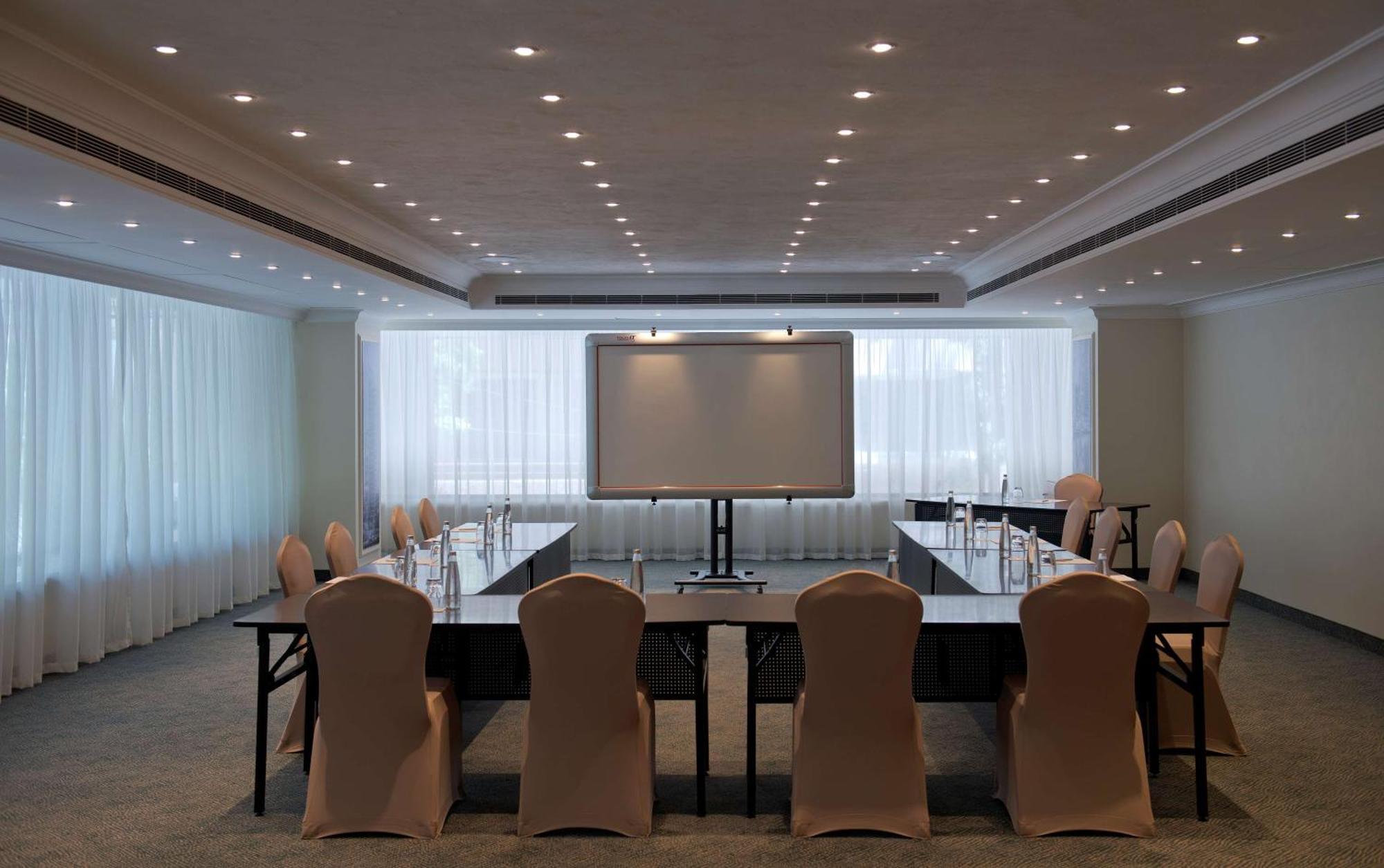 Radisson Blu Martinez Beirut 호텔 외부 사진 A meeting room