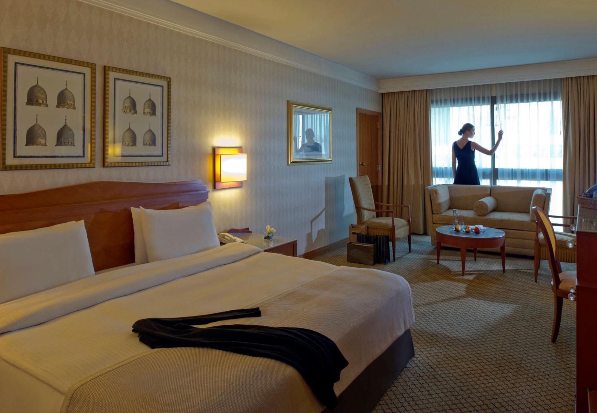 Radisson Blu Martinez Beirut 호텔 외부 사진 A maid cleaning a hotel room