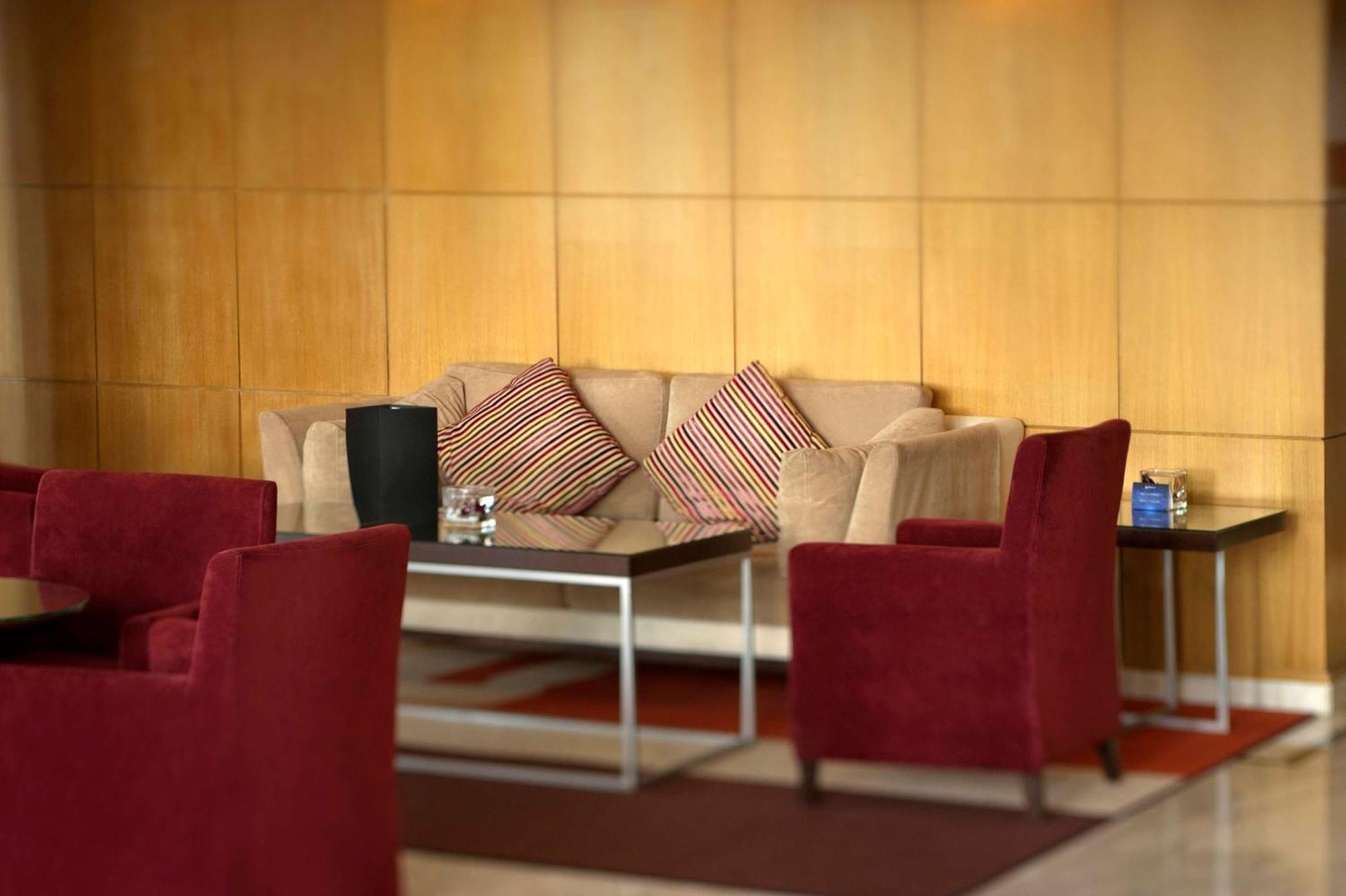 Radisson Blu Martinez Beirut 호텔 외부 사진 The lounge at the airport