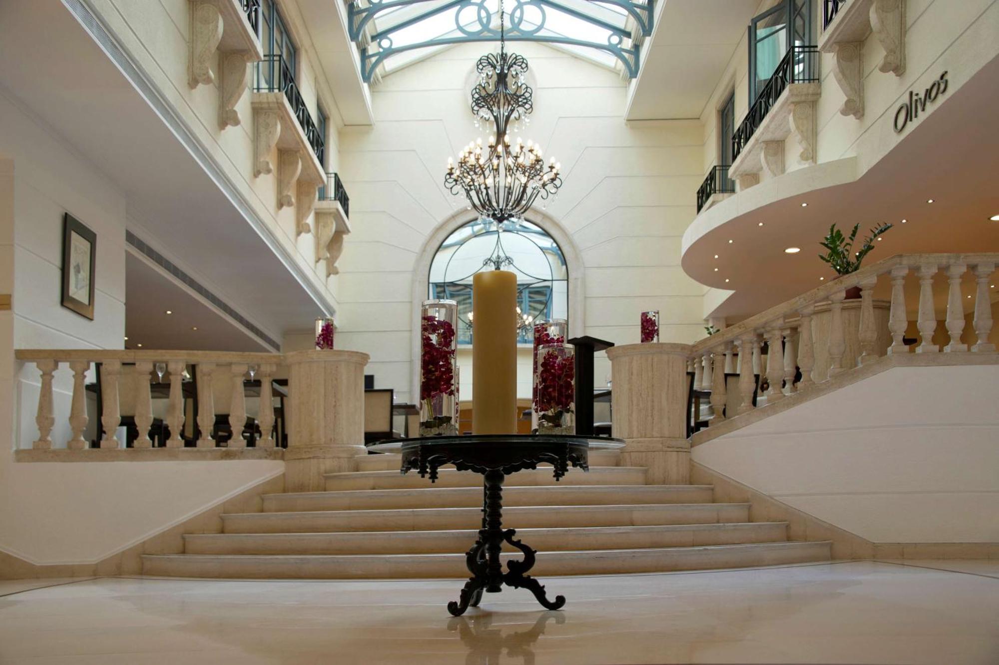Radisson Blu Martinez Beirut 호텔 외부 사진 The lobby of the hotel