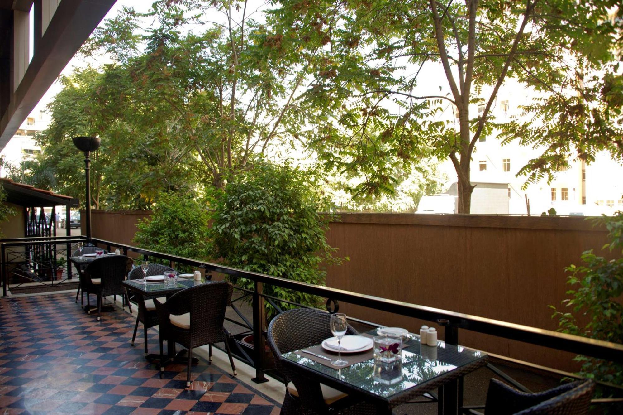 Radisson Blu Martinez Beirut 호텔 외부 사진 The terrace of the restaurant