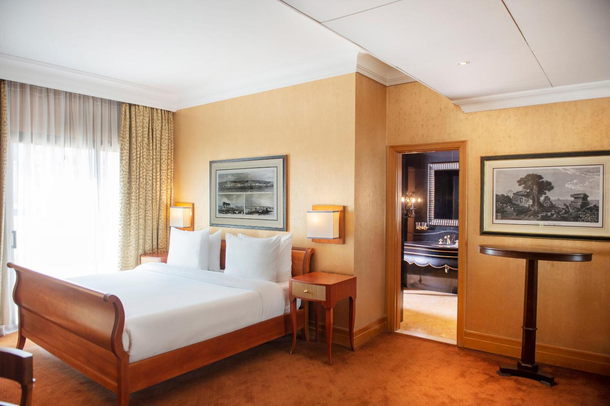 Radisson Blu Martinez Beirut 호텔 외부 사진 A bedroom at the hotel